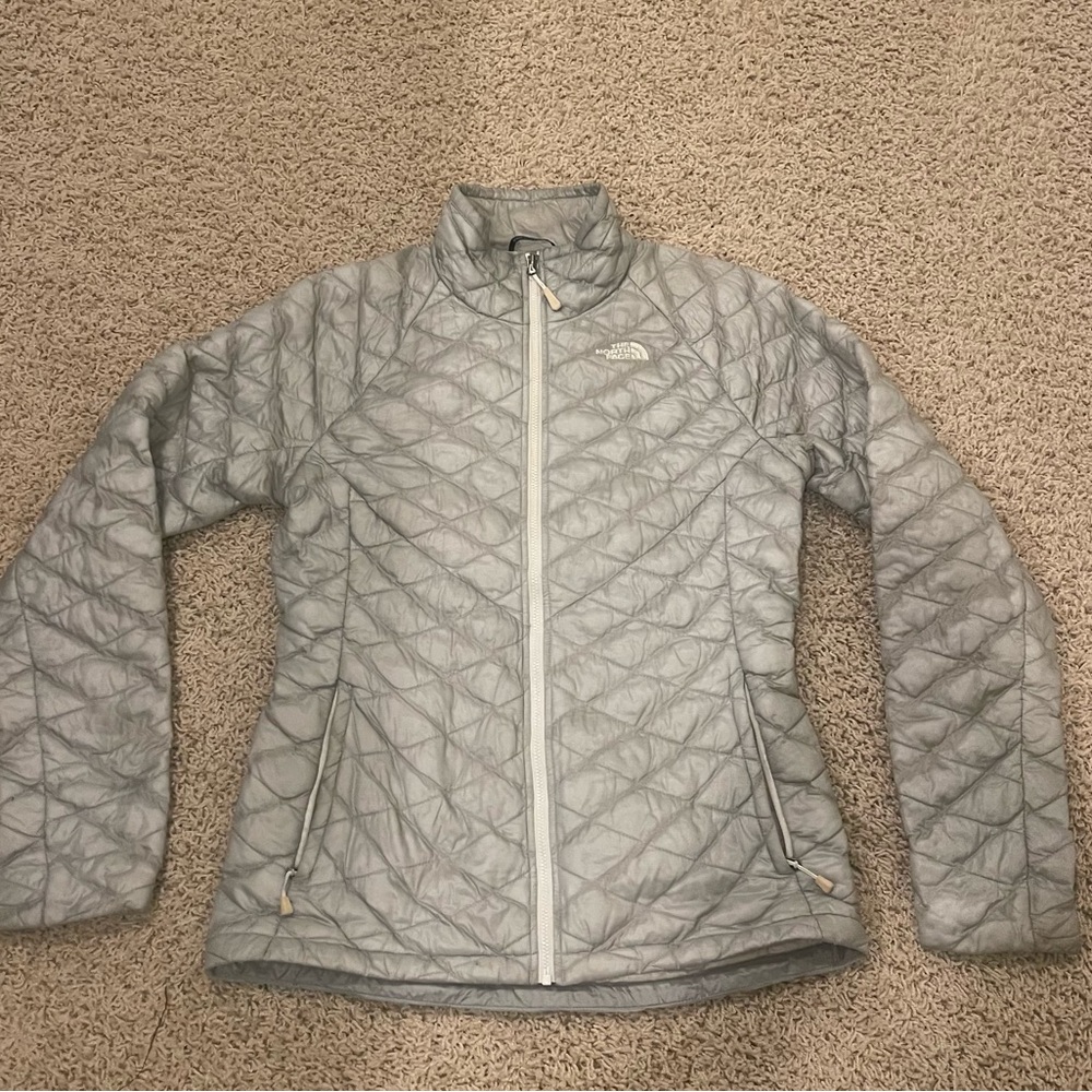 Women’s North Face Thermoball Jacket in light grey, size S, good condition